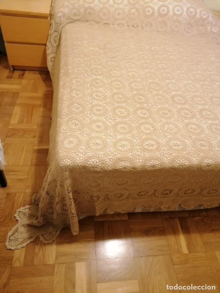 Segunda mano: COLCHA ARTESANA DE GANCHILLO COLOR BEIGE - Foto 2