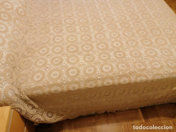 Segunda mano: COLCHA ARTESANA DE GANCHILLO COLOR BEIGE - Foto 3
