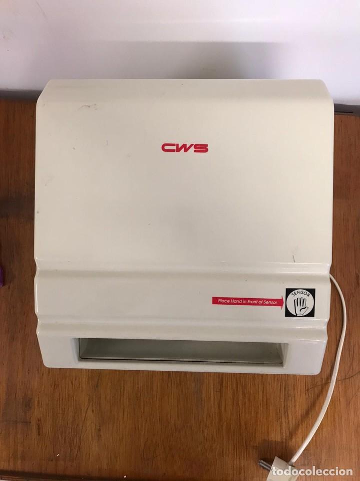 Segunda mano: Dispensador papel en rollo con sensor de movimiento CWS (Con llave) - Foto 1