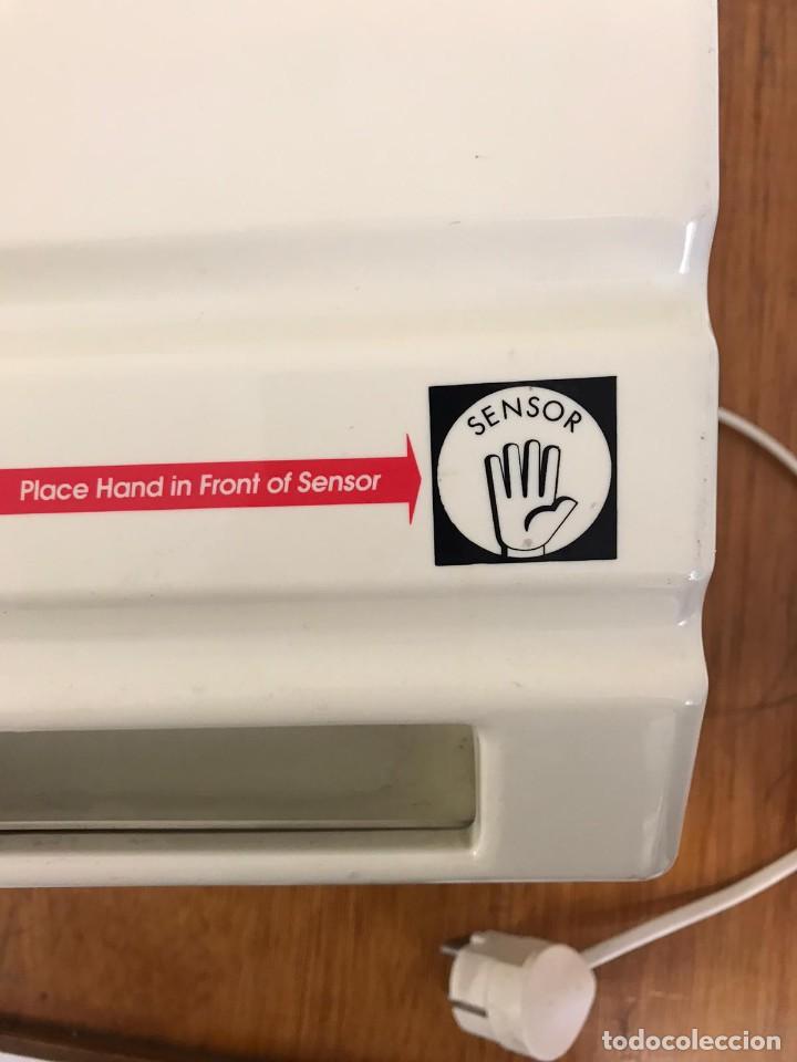 Segunda mano: Dispensador papel en rollo con sensor de movimiento CWS (Con llave) - Foto 2