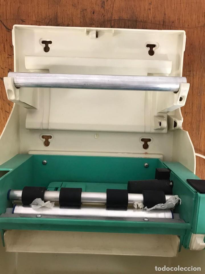 Segunda mano: Dispensador papel en rollo con sensor de movimiento CWS (Con llave) - Foto 3