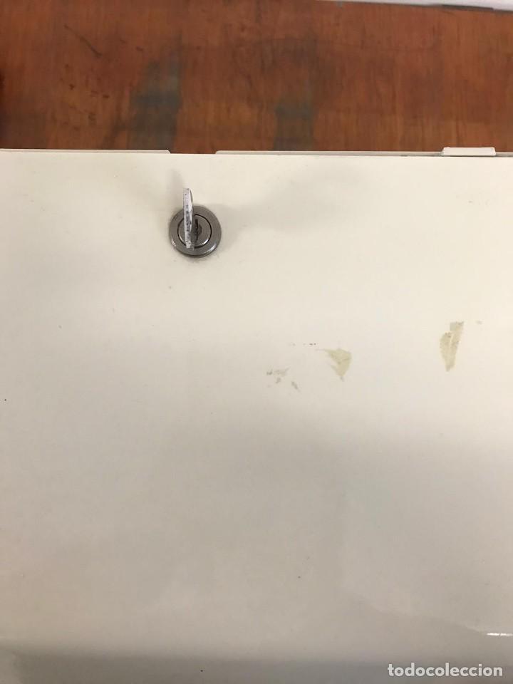 Segunda mano: Dispensador papel en rollo con sensor de movimiento CWS (Con llave) - Foto 4