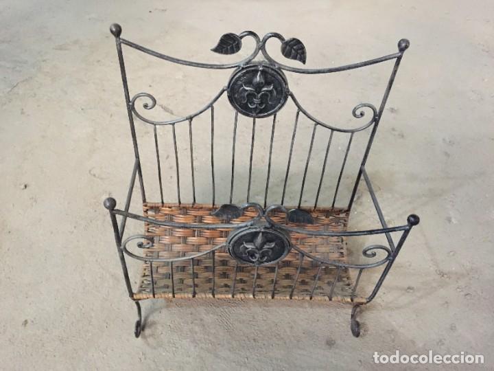 Segunda mano: ARTISTICO REVISTERO METALICO - Foto 1