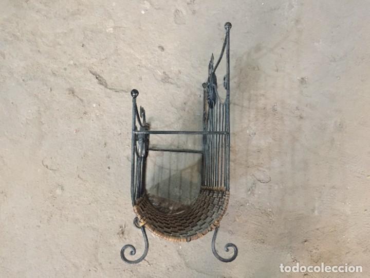 Segunda mano: ARTISTICO REVISTERO METALICO - Foto 3