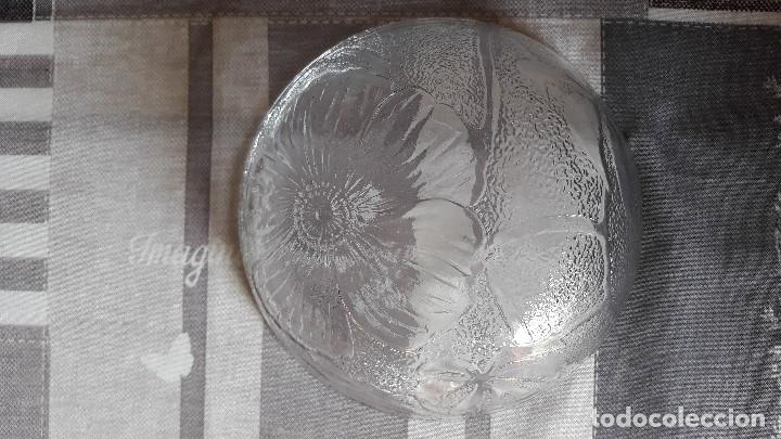 Segunda mano: Cuenco de cristal con grabado de flor - Foto 2