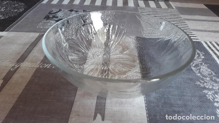 Segunda mano: Cuenco de cristal con grabado de flor - Foto 1