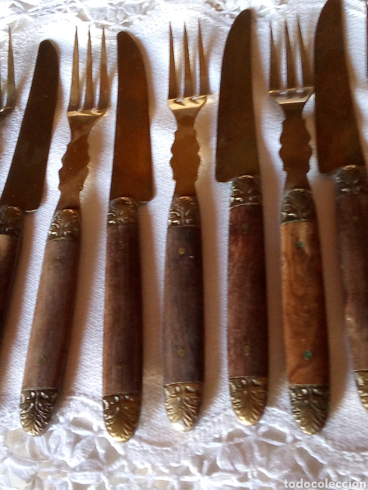 Segunda mano: 6 cuchillos y 6 tenedores de postre dorado - Foto 2