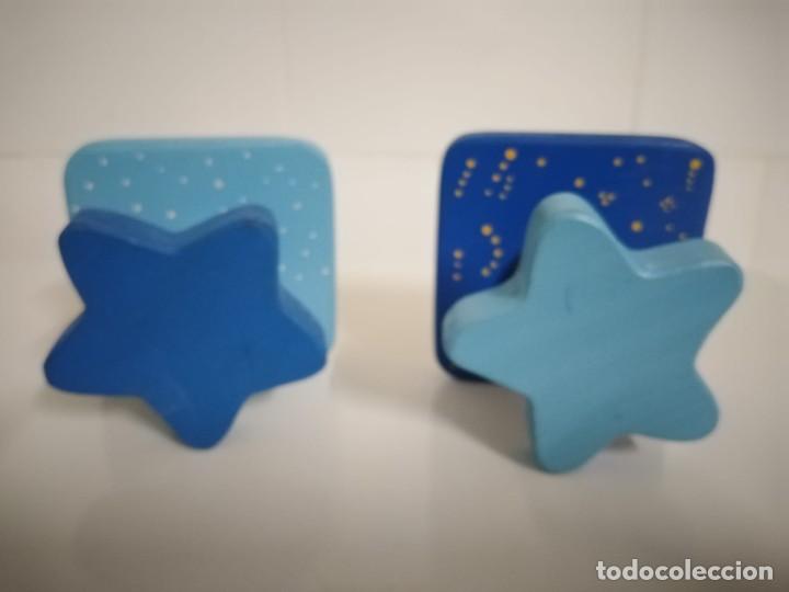 Segunda mano: Perchas de madera pintada. 2 unidades - Foto 1