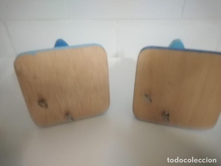 Segunda mano: Perchas de madera pintada. 2 unidades - Foto 2