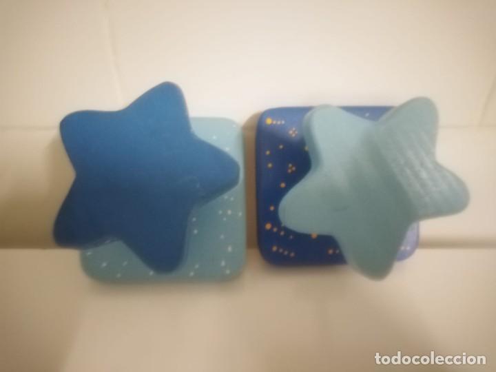 Segunda mano: Perchas de madera pintada. 2 unidades - Foto 3