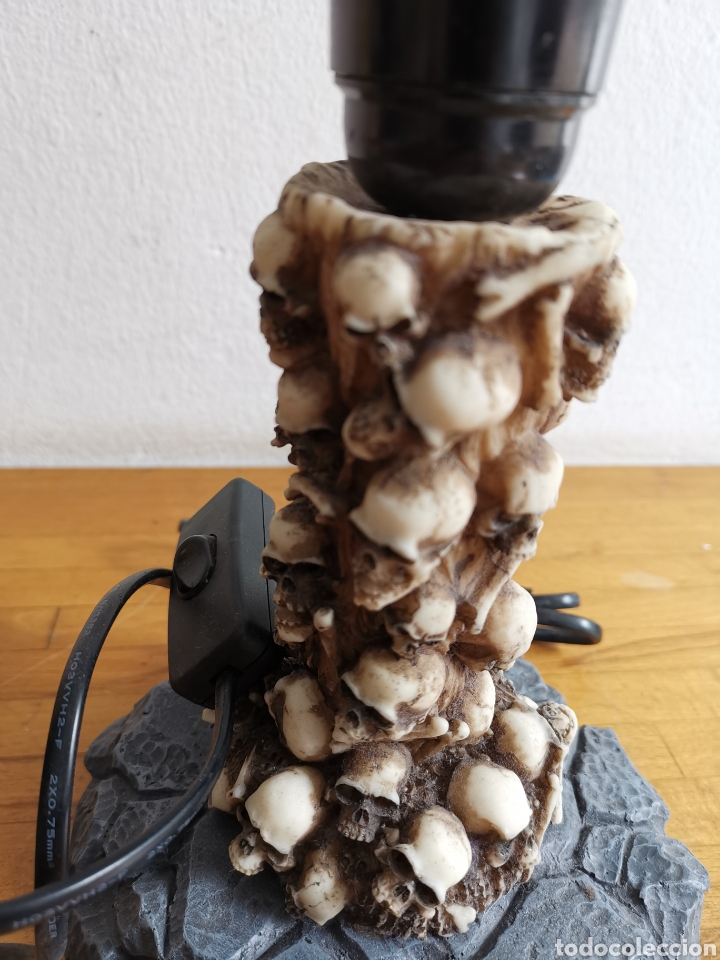 Segunda mano: L&aacute;mpara de Calaveras de resina, sin pantalla. - Foto 4