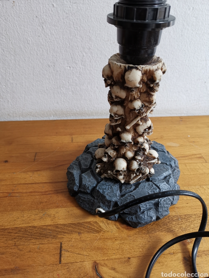 Segunda mano: L&aacute;mpara de Calaveras de resina, sin pantalla. - Foto 5
