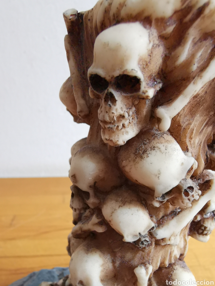 Segunda mano: L&aacute;mpara de Calaveras de resina, sin pantalla. - Foto 9