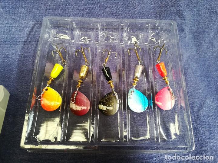 Segunda mano: LOTE DE CEBOS DE PESCA - CUCHARILLAS - PLUMAS - Foto 2
