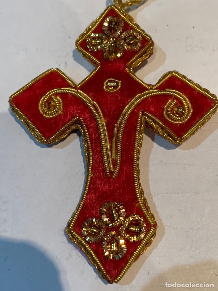 Segunda mano: Cruz bordada con hilo de oro - 8 x 5.5 cm. - Foto 2