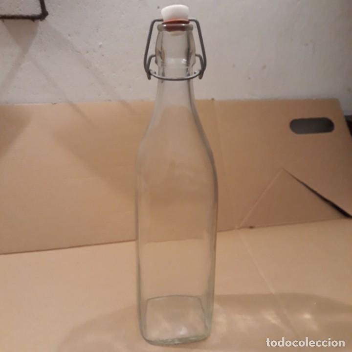 Segunda mano: Botella cuadrada tipo gaseosa - Foto 1