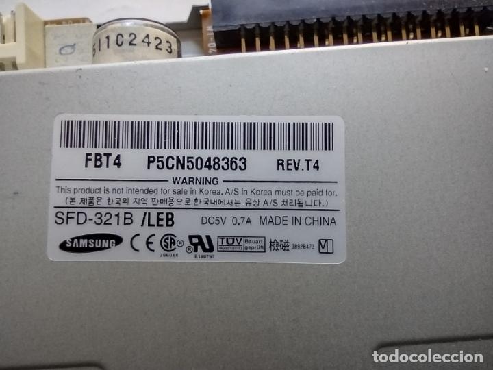 Segunda mano: Disquetera SAMSUNG SFD-321B - HD 3,5&rdquo; -Floppy Disk -Inform&aacute;tica Vintage - Foto 2