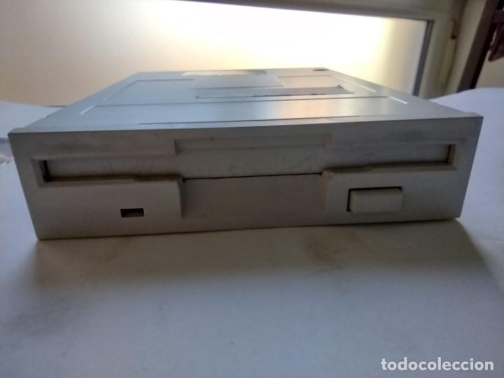 Segunda mano: Disquetera SAMSUNG SFD-321B - HD 3,5&rdquo; -Floppy Disk -Inform&aacute;tica Vintage - Foto 1