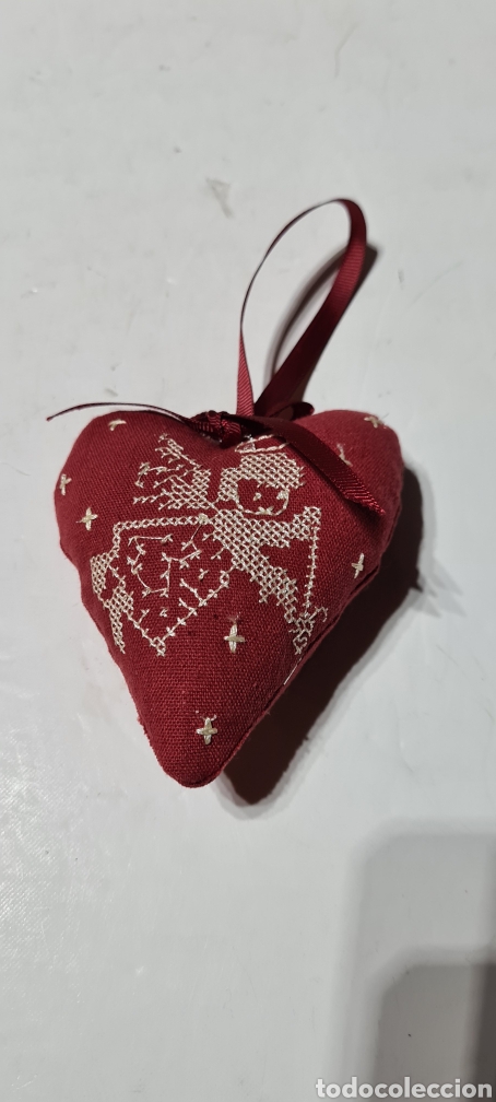 Segunda mano: Coraz&oacute;n de tela bordado con un &aacute;ngel. - Foto 3