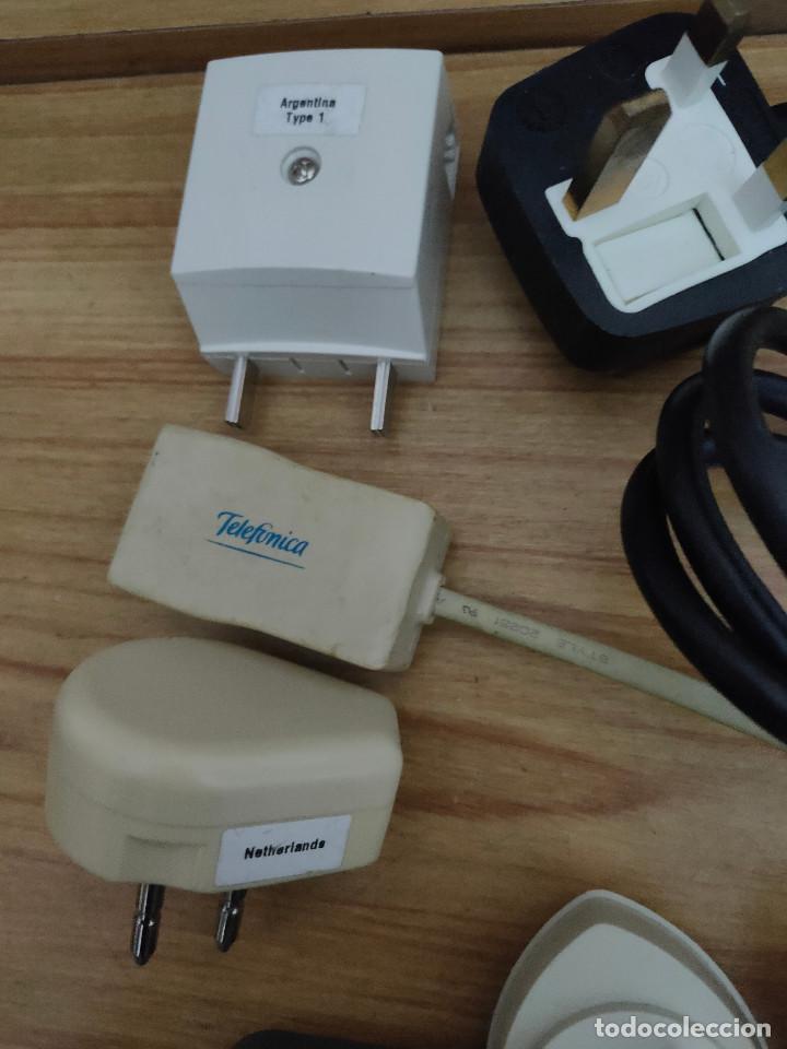Segunda mano: Lote de enchufes / adaptadores internacionales de l&iacute;nea tel&eacute;fonica - Foto 2