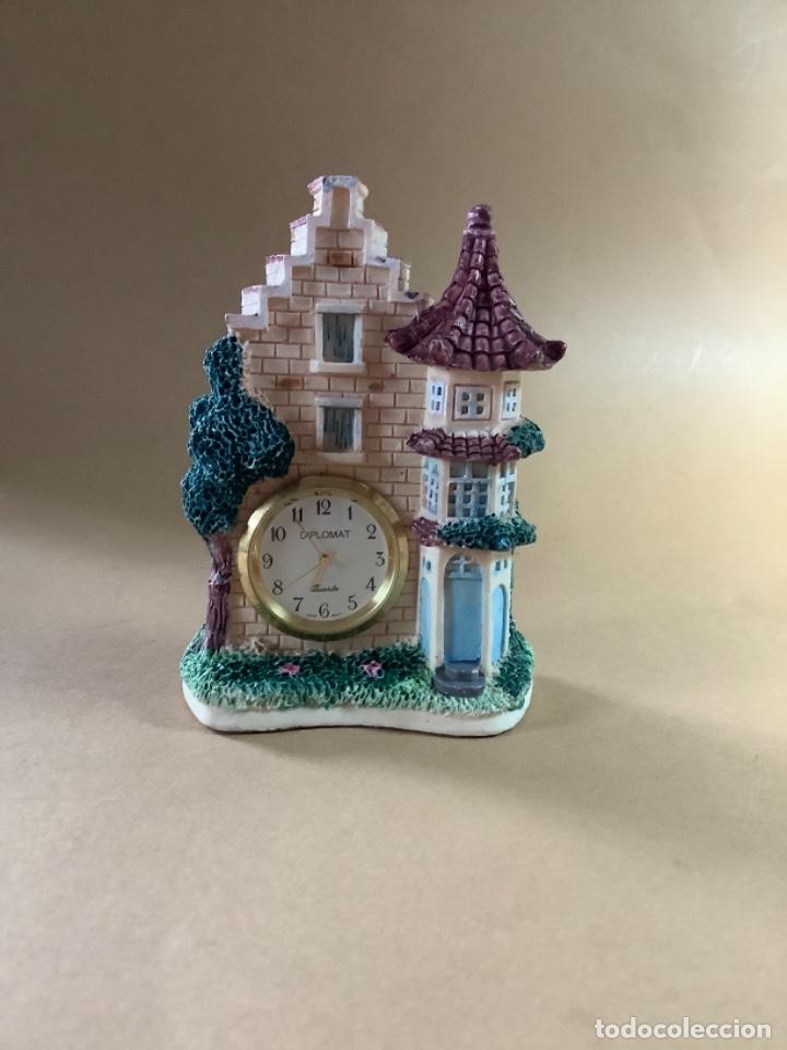 Segunda mano: Miniatura de casa con reloj de resina. - Foto 1