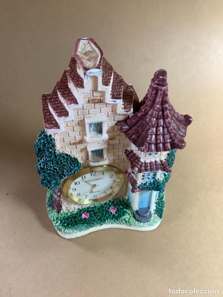 Segunda mano: Miniatura de casa con reloj de resina. - Foto 2