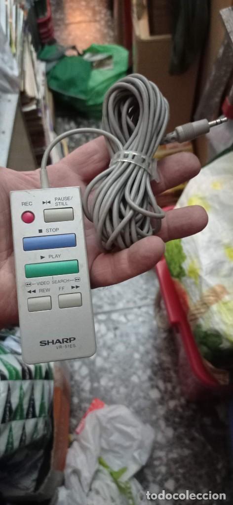 Segunda mano: ANTIGUO MANDO A DISTANCIA MODELO VR51ES CON CABLE PARA DVD SHARP - Foto 1