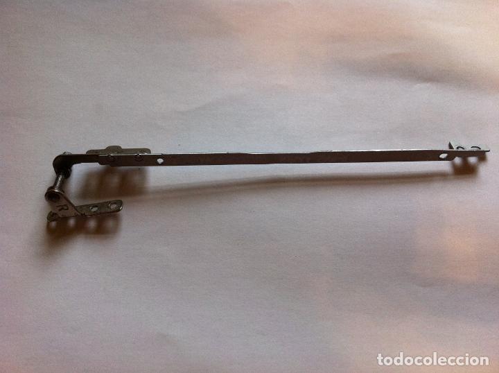Segunda mano: Bisagra Derecha Toshiba NB300 - Foto 1
