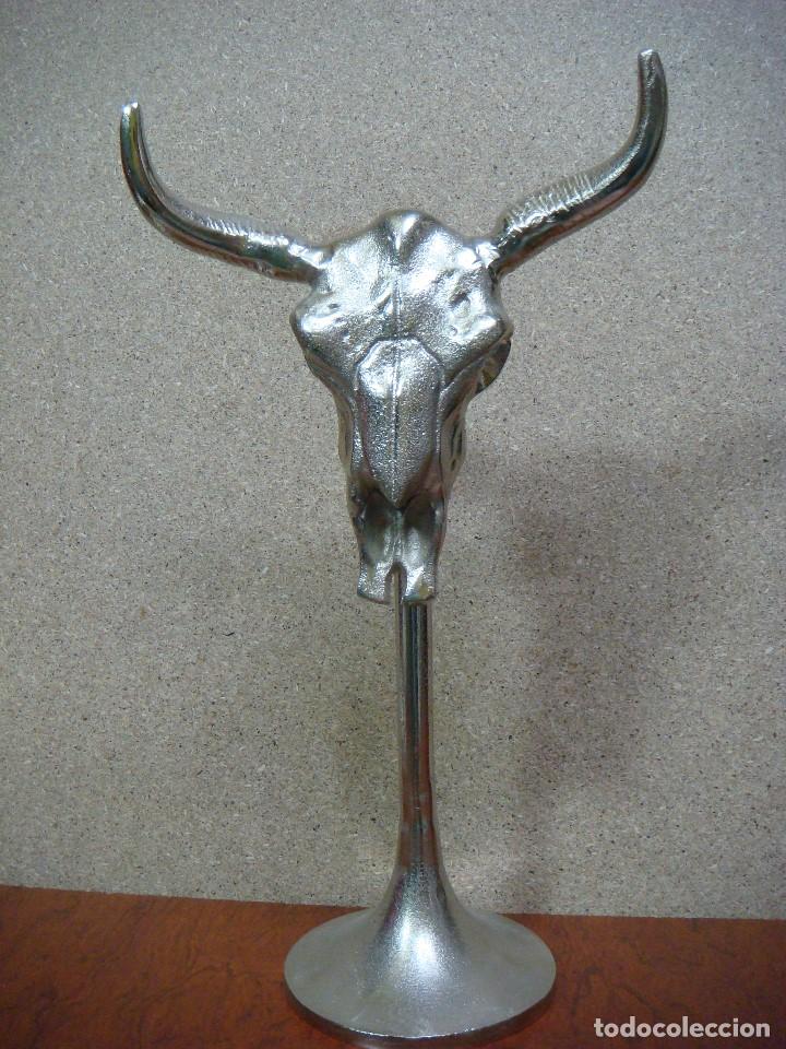 Segunda mano: FIGURA CRANEO DE TORO METALICO CON SU PIE (&) - Foto 1