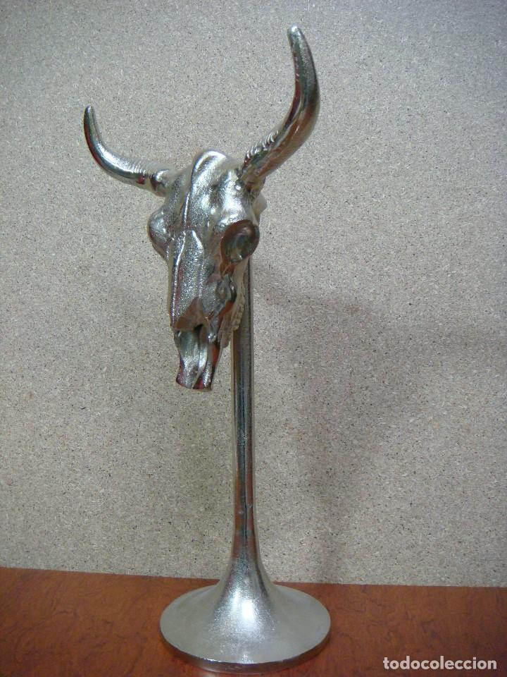 Segunda mano: FIGURA CRANEO DE TORO METALICO CON SU PIE (&) - Foto 2