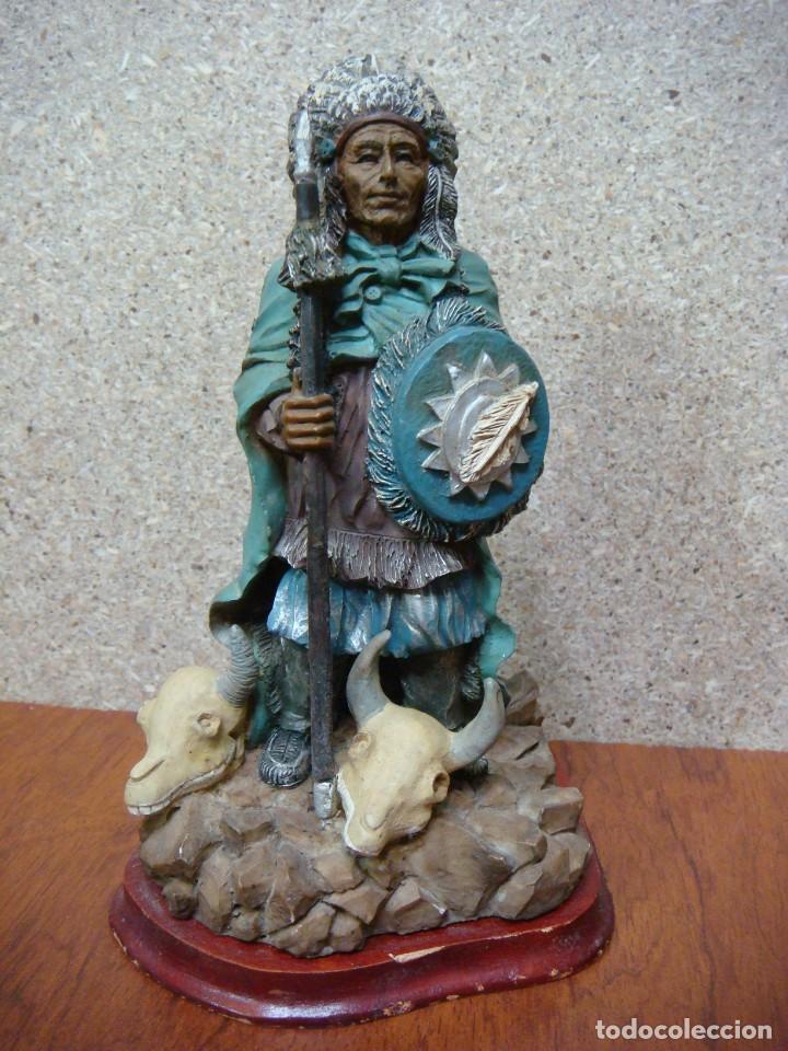 Segunda mano: FIGURA DE UN INDIO CON PEANA DE MADERA-(&) - Foto 1