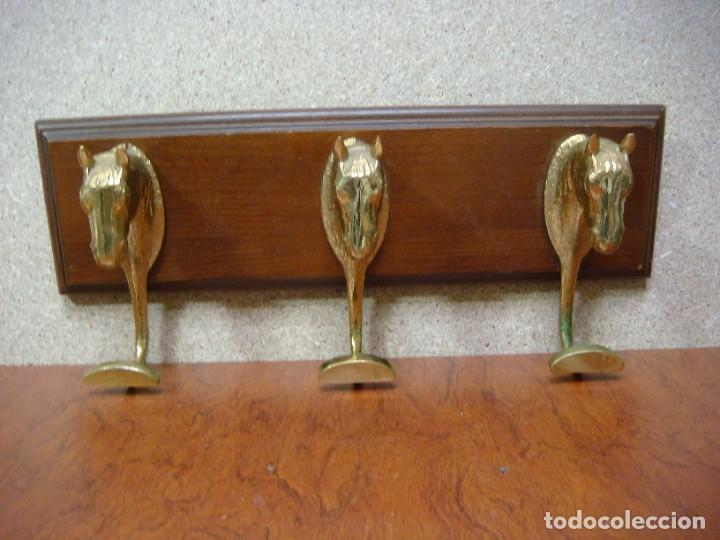 Segunda mano: PERCHERO EN MADERA CON CABEZAS DE CABALLO EN BRONCE-(&) - Foto 1