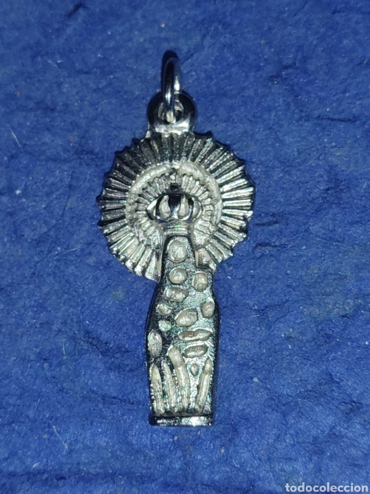 Segunda mano: Colgante de la virgen del Pilar plateada. - Foto 2