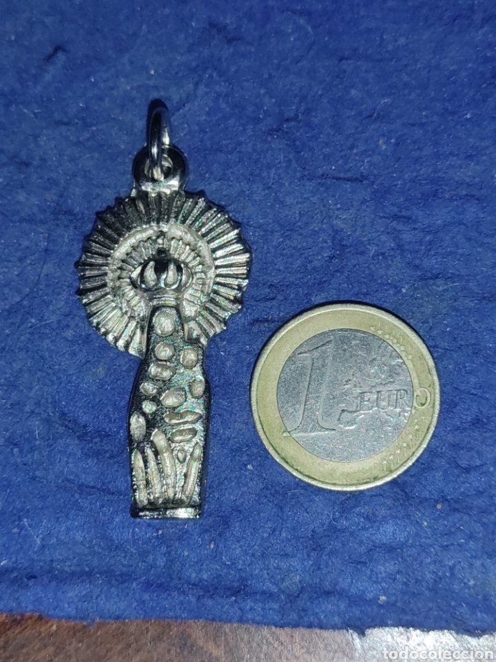 Segunda mano: Colgante de la virgen del Pilar plateada. - Foto 1
