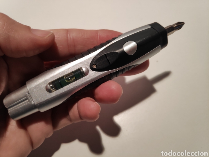 Segunda mano: Herramienta multiusos. Destornillador con linterna y nivel - Foto 4