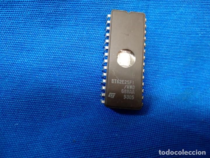 Segunda mano: MEMORIA EPROM ST62E25F1 HWE - Foto 1