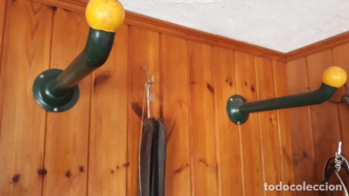 Segunda mano: Pareja de soportes para colgar de 33 cm largo. - Foto 2