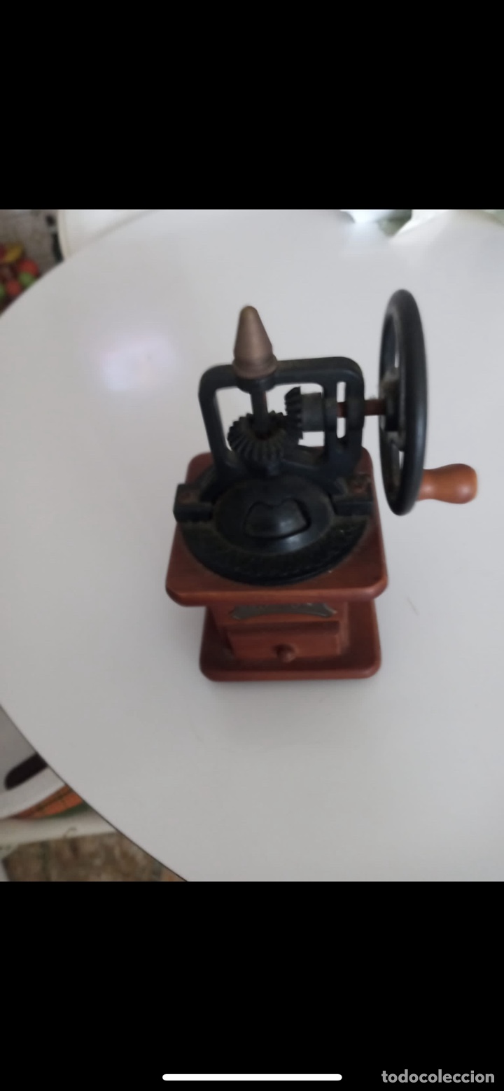 Segunda mano: 2 molinillos de caf&eacute; decorativos, en madera - Foto 2