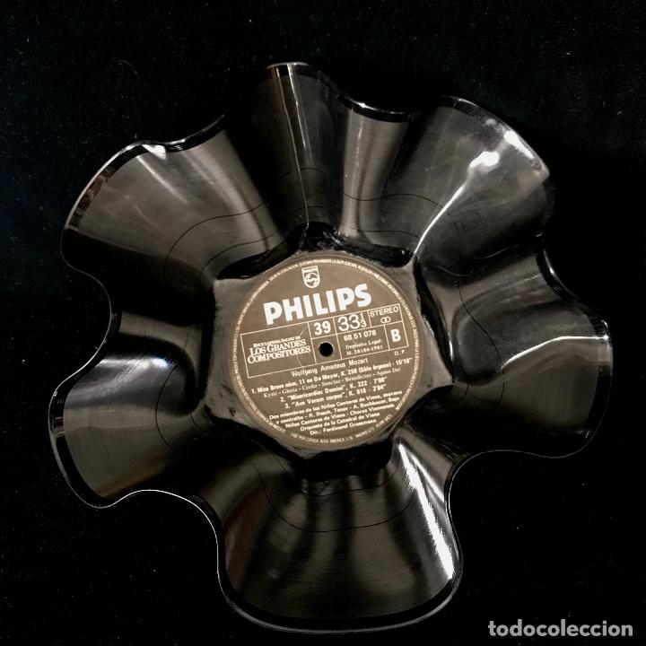 Seconda Mano: Bandeja centro de mesa hecha de un disco de vinilo. Di&aacute;metro 22 cm aprox.