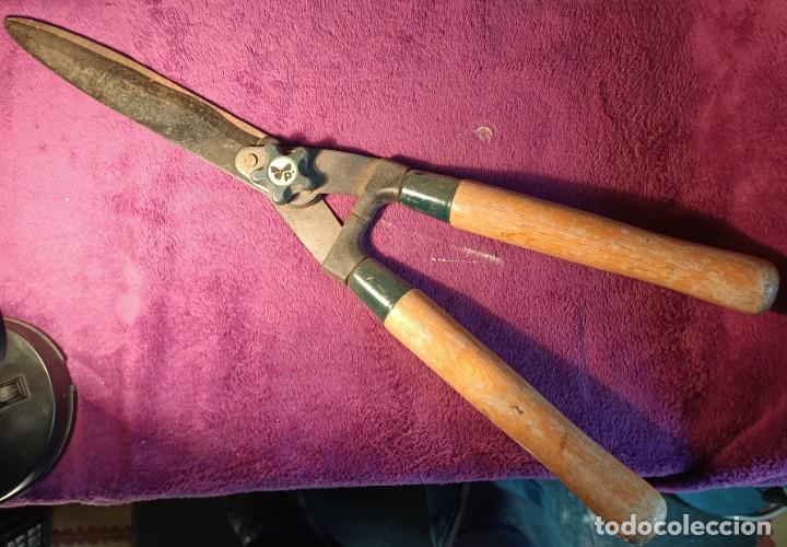 Segunda mano: Grande Tijera Corta C&eacute;sped con Mango de Madera - Foto 1