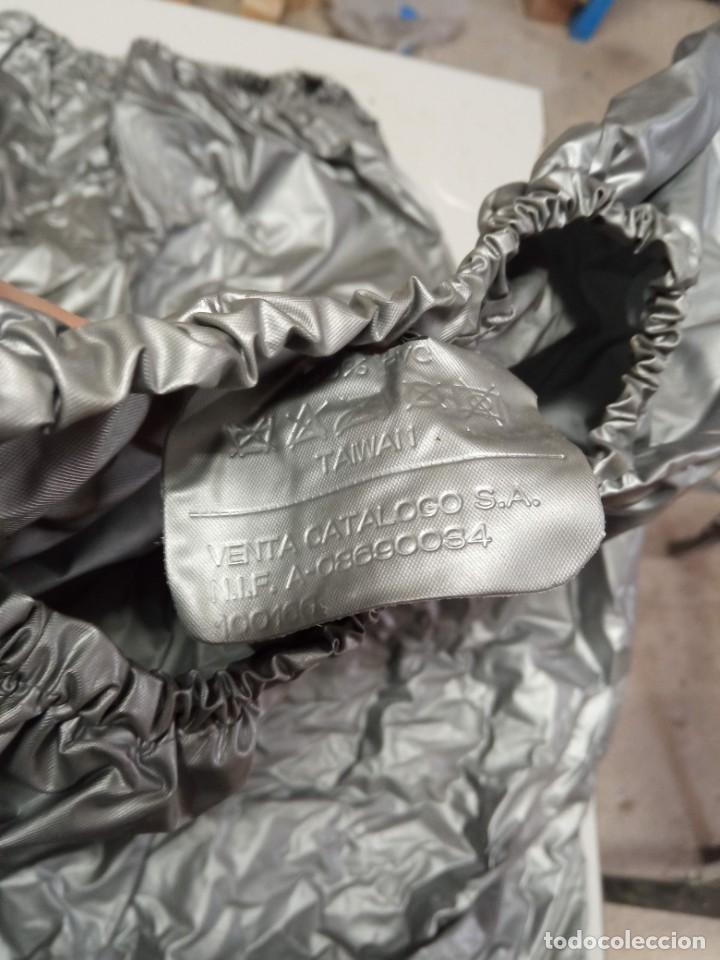 Segunda mano: Traje de pl&aacute;stico Gris. Desconozco su uso. - Foto 2
