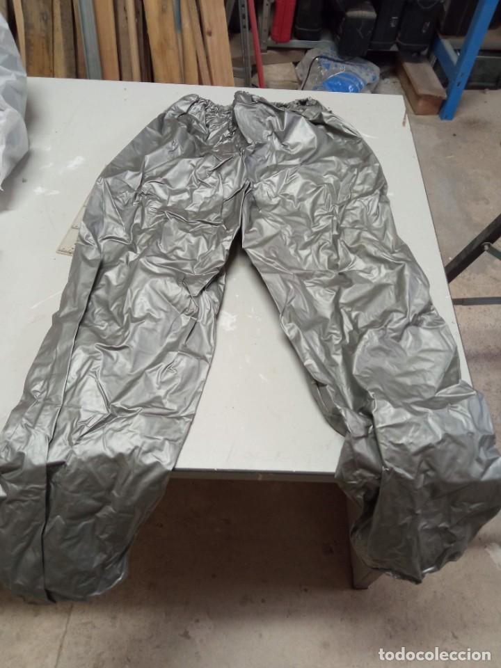 Segunda mano: Traje de pl&aacute;stico Gris. Desconozco su uso. - Foto 3