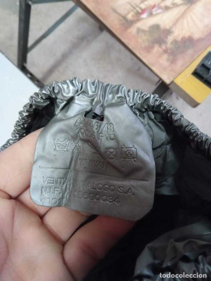 Segunda mano: Traje de pl&aacute;stico Gris. Desconozco su uso. - Foto 4