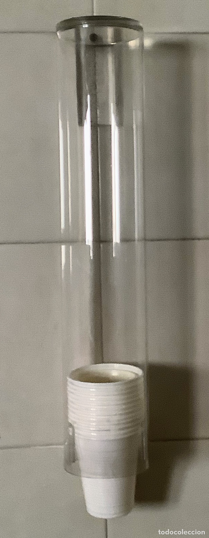 Segunda mano: Dispensador de vasos transparente con anclaje en pared - Foto 1