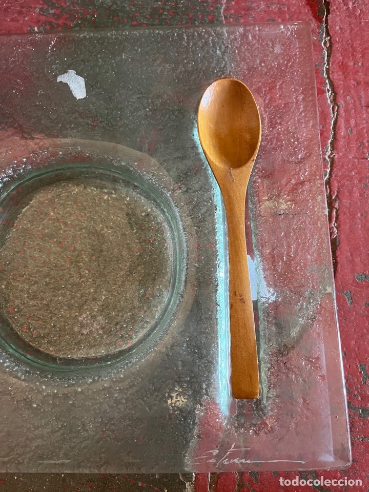 Segunda mano: DAL&Iacute;. Bandeja de cristal para plato con cuchara de madera. - Foto 3
