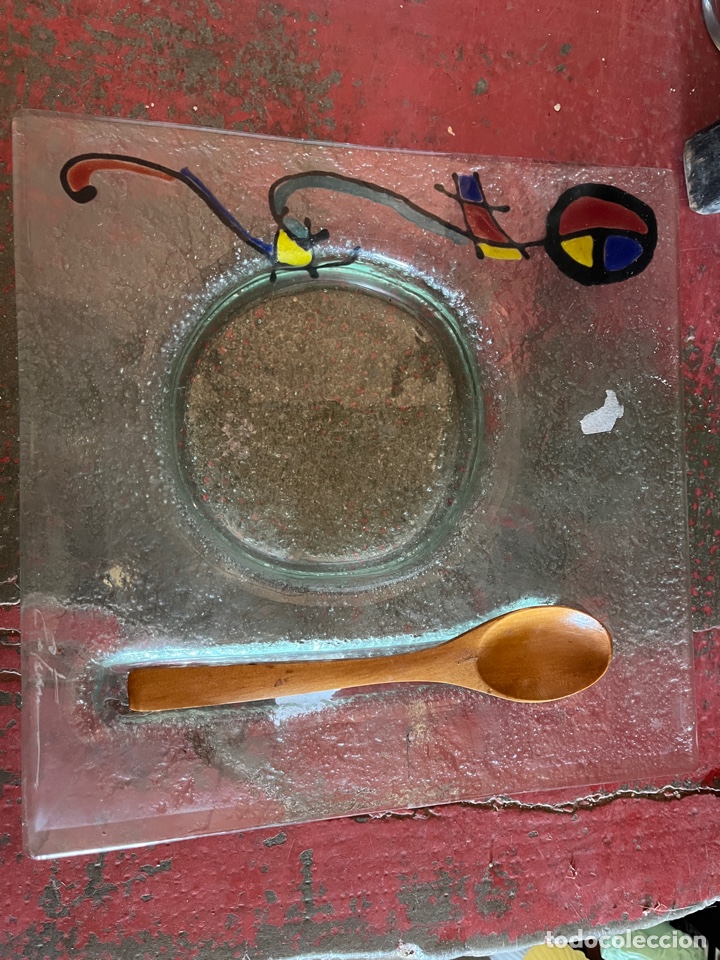 Segunda mano: DAL&Iacute;. Bandeja de cristal para plato con cuchara de madera. - Foto 1