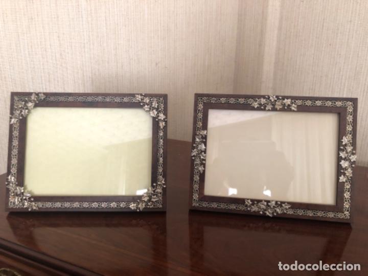 Segunda mano: 2 marcos de fotos de madera con decoraciones en alpaca. - Foto 2