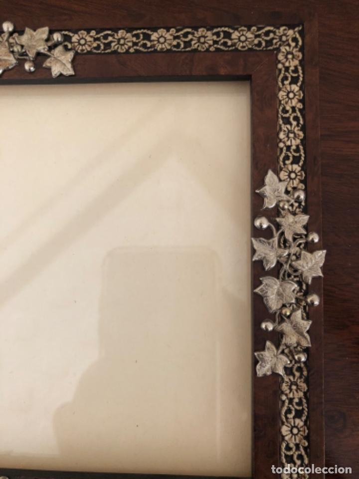 Segunda mano: 2 marcos de fotos de madera con decoraciones en alpaca. - Foto 3