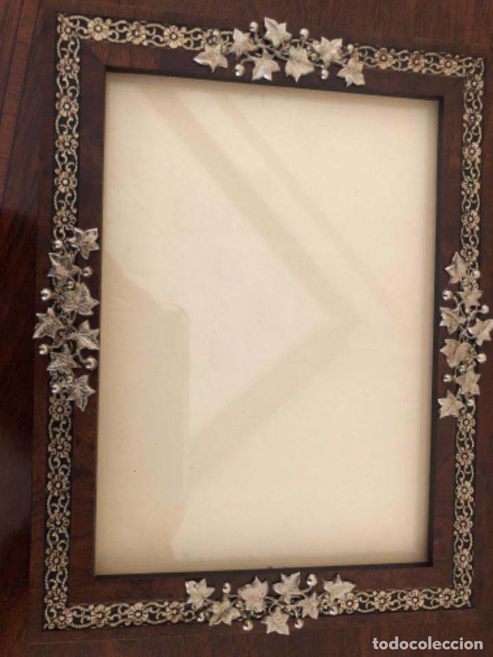 Segunda mano: 2 marcos de fotos de madera con decoraciones en alpaca. - Foto 4