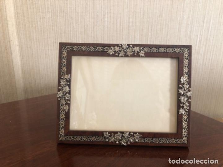 Segunda mano: 2 marcos de fotos de madera con decoraciones en alpaca. - Foto 5
